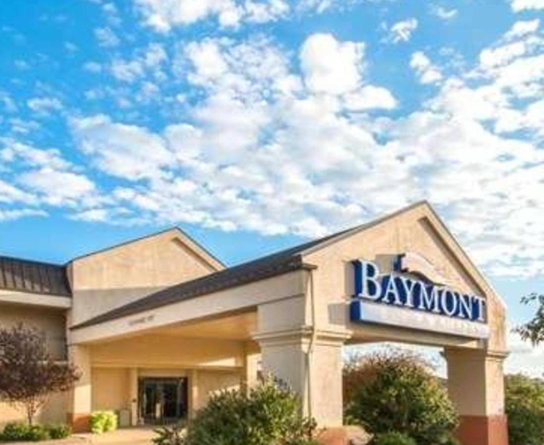 Baymont By Wyndham Topeka Exterior photo